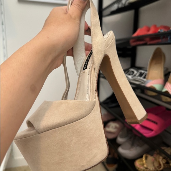 Alice & Olivia Platform Peep Toe Heels - size 6 fits like a 6.5 or 7 - Picture 5 of 6